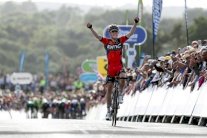 الاسترالي دينيس يفوز بمرحلة ضد الساعة وينتزع صدارة طواف ابوظبي