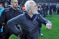 رئيس باوك سالونيكي يعتذر عن دخوله المسلح إلى الملعب