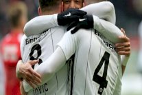 فرانكفورت يضيق الخناق على مطاردي بايرن ميونيخ