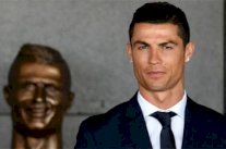 بعد تعرضه للسخرية.. فنان ينحت تمثالا جديدا لنجم كرة القدم رونالدو