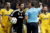 ماذا قال بوفون للحكم ليتلقى بطاقة حمراء؟