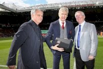 فيرغوسون يكرم فينغر في زيارته الأخيرة إلى أولد ترافورد