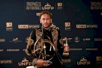 نيمار ينال جائزة أفضل لاعب في فرنسا ويرفض الحديث عن مستقبله