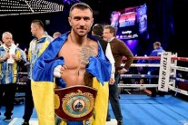 لوماتشينكو يدخل التاريخ الملاكمة بلقب ثالث