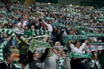 جماهير سبورتينغ تهاجم مقر الفريق وتعتدي على اللاعبين