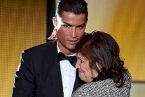 والدة كريستيانو رونالدو تعلن موعد اعتزاله