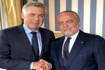 أنشيلوتي يعود إلى إيطاليا من بوابة نابولي