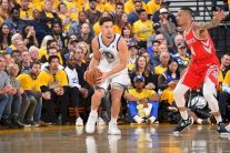 طومسون يقضي على هيوستن ويفرض مباراة فاصلة