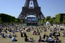 فرنسا تحظر تجمعات المشاهدين أمام الشاشات الكبيرة خلال كأس العالم