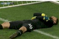 هل تظاهر حارس مرمى تونس بالإصابة في موعد الإفطار؟