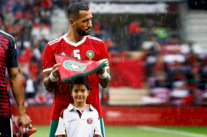 صورة اللاعب المغربي بنعطية يحمي طفلة من الأمطار تواصل حصد الإعجاب