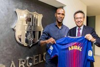 برشلونة يعين مدافعه الفرنسي السابق أبيدال مديرا رياضيا