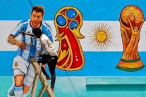 ميسي، رونالدو، نيمار، صلاح، ومبابي... خماسي الذهب؟