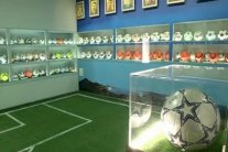 حكم روسي سابق يبني متحفًا يضم 800 كرة قدم