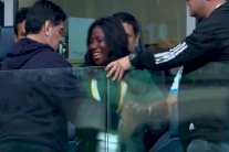 رقص مع مشجعة.. حركة بذيئة.. مارادونا يخطف الأضواء في روسيا