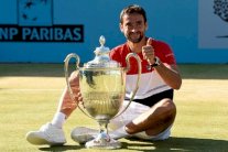 سيليتش يهزم ديوكوفيتش ويتوج بلقب دورة كوينز