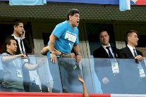 طيف مارادونا الحاضر أبدا حول الأرجنتين... وميسي