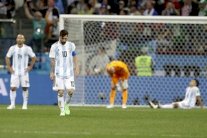 أداء المنتخب ينعكس شكوكا وخيبة في الأرجنتين