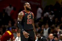 ليبرون جيمس يتخلى عن عامه الأخير في عقده مع كافالييرز ليصبح حرا