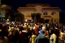 #فيديو .. جماهير مصرية تحاصر منزل محمد صلاح في القاهرة .. والأمن يتدخل