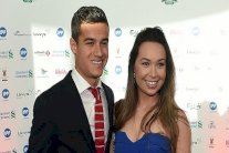 زوجة كوتينيو تحل أزمة نادي برشلونة