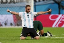 والد هيغواين يفتح النار على المدرب سامباولي