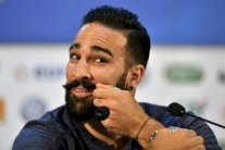 شاربا عادل رامي يجلبان الحظ لفرنسا... وباميلا