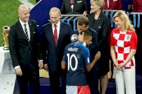 ماكرون يشكر لاعبي المنتخب الفرنسي بعد إحراز اللقب