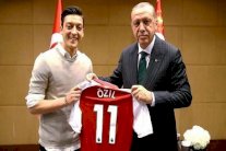 الاتحاد الألماني يطالب أوزيل بتوضيح لصورته مع أردوغان