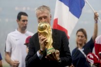 بكنباور يرحب بديشان في نادي المدربين الأبطال