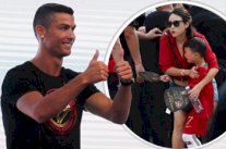 أطفال الصين يستقبلون رونالدو بالدموع