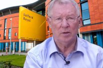 اليكس فيرغسون يشكر الطاقم الطبي لانقاذ حياته