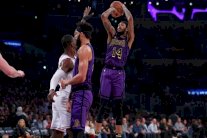 ليكرز يعاني بغياب جيمس وأوكلاهوما يعزز مركزه