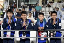 فتيان الكهف يحضرون مباراة تايلاند والهند في كأس آسيا