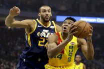 ميلووكي يطيح بهيوستن في عقر داره وليكرز يواصل صحوته