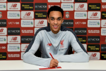 ألكسندر-أرنولد يوقع عقدا جديدا طويل الأمد مع ليفربول