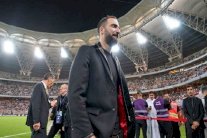 ميلان يغذي تقارير رحيل هيغواين بإبقائه بديلا في الكأس السوبر