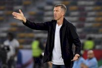 مدرب العراق يتمنى منع لاعبيه من استخدام هواتفهم