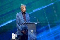 مهاتير يندد بإسرائيل بعدما خسرت ماليزيا استضافة بطولة سباحة