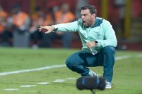 الأهلي ينهي عقد مدربه الأرجنتيني غويدي ويعين يوسف عنبر بشكل مؤقت