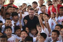 لوس أنجليس غالاكسي سيكرم بيكهام بتمثال خارج ملعبه