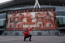 الإمارات تنفي توقيف بريطاني لارتدائه قميص منتخب قطر