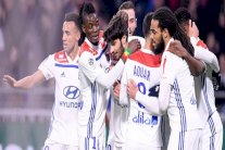 ليون يستعيد التوازن في الدوري الفرنسي قبل استضافة برشلونة