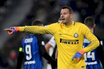  شارة القيادة في إنتر من إيكاردي الى هاندانوفيتش