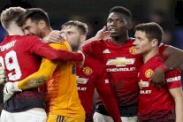 مانشستر يونايتد لعرقلة ليفربول ولقبه الأول منذ 1990