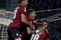 كالياري يطيح بإنتر ويسدي خدمة لجاره ميلان