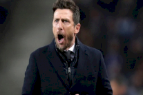 روما يقيل مدربه دي فرانشيسكو منتصف موسم كارثي