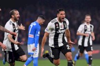 يوفنتوس يهزم نابولي ويضع يدا على اللقب