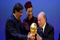 بلاتر يشير إلى ساركوزي وبلاتيني في منح قطر تنظيم مونديال 2022