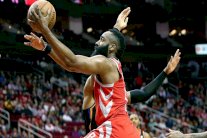 هاردن وأنتيتوكونمبو الأبرز في تفوق هيوستن وميلووكي